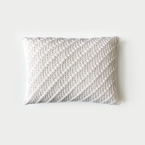 CROCHET PATTERN ⨯ Diagonal, striped, textured pillow ⨯ The Lineyè