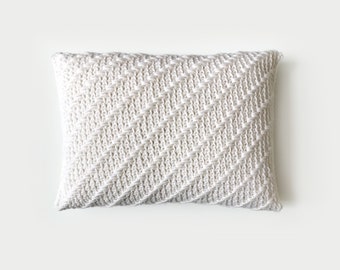 CROCHET PATTERN ⨯ Diagonal, striped, textured pillow ⨯ The Lineyè