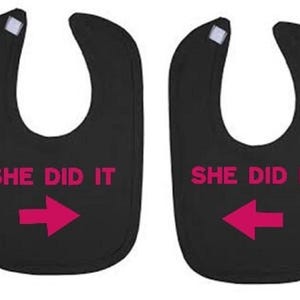 Conjunto de babero para bebé gemela - ¡Lo hizo ella! - Ropa divertida para bebé - Regalo para baby shower