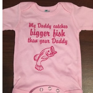 Angeln Baby Body: Papa fängt einen größeren Fisch Bodysuit