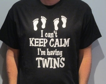 Lustiges neues Dad Zwillinge T-Shirt: Ich kann nicht Ruhe im Daddy Krankenhaus Fußabdrücke Shirt halten
