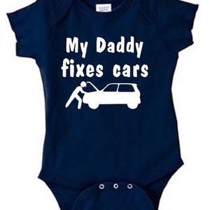 Daddy Mechanic Baby Onesie ® niemowlęcy jednoczęściowy kombinezon - ubrania odzież prezent na przyjęcie - naprawia samochody