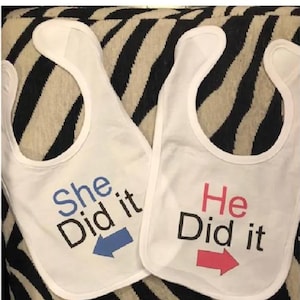 Baberos divertidos para bebés gemelos - "Él lo hizo" - Conjunto a juego para regalo de baby shower - Ropa para niño y niña