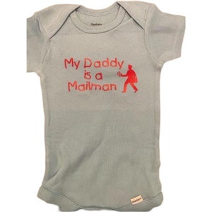 Daddy Mailman Baby Body ® - Säugling einteiliger Body - Kleidung Kleidung - Duschgeschenk - Junge Mädchen