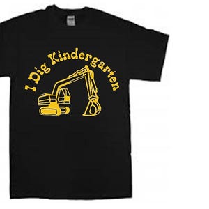 K&ouml;nnte beinhalten: Schwarzes T-Shirt mit einer gelben Baggergrafik und dem Text "I Dig Kindergarten" in einem gelben Kreis.