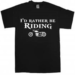 Op de afbeelding: Zwart T-shirt met witte tekst die "I'd rather be riding" zegt en een wit silhouet van een motorfiets.