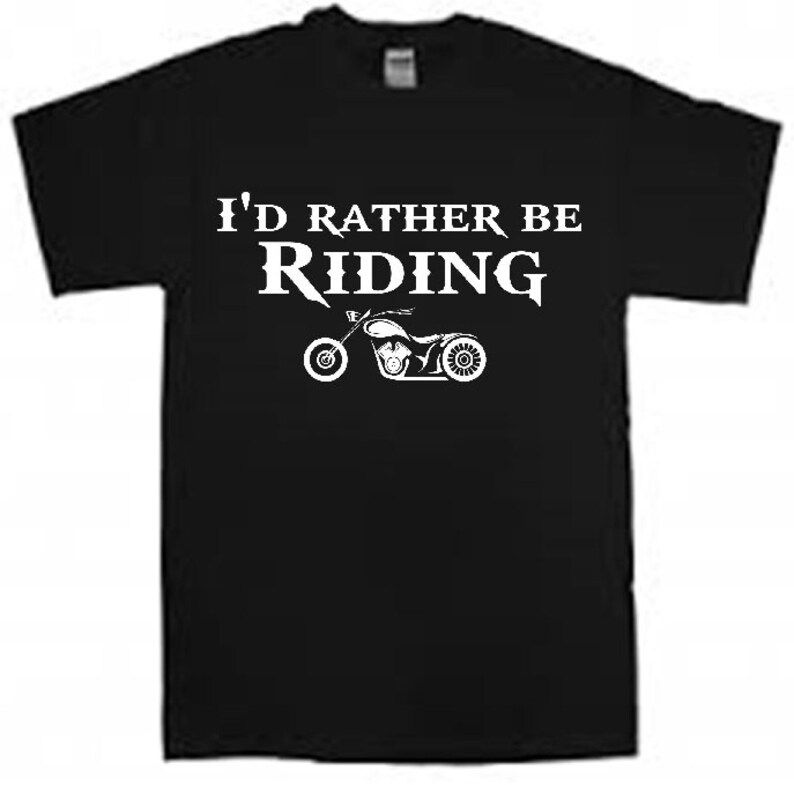 Op de afbeelding: Zwart T-shirt met witte tekst die "I'd rather be riding" zegt en een wit silhouet van een motorfiets.