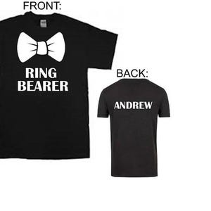 Puede incluir: Camiseta negra con texto blanco que dice "Ring Bearer" y una pajarita. La parte posterior de la camiseta tiene texto blanco que dice "Andrew".
