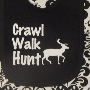 crawl walk hunt - Chasse baby dossard - dossard de chasse - petit chasseur de papa - futur bébé bib chasseur - chasse bébé garçon - bébé aime chasser