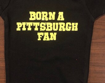Pittsburgh Baby Onesie ® : Body de sport « Né en tant que fan » pour bébé une pièce