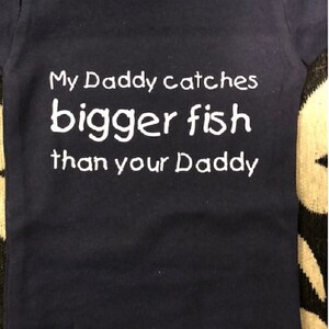 Lustiger Fischen Baby Body: Kleinkind One Piece Papa fängt einen größeren Fisch