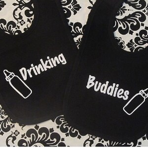 Conjunto de baberos para amigos bebedores - Ropa divertida para gemelos - Regalos para baby shower de gemelos - Ropa a juego para bebé niño niña