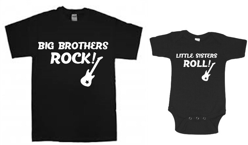 Puede incluir: Dos camisetas negras con un gr&aacute;fico de guitarra blanco y texto. La camiseta m&aacute;s grande dice "Big Brothers Rock!" y la camiseta m&aacute;s peque&ntilde;a dice "Little Sisters Roll!"