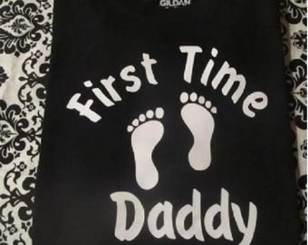 Zum ersten Mal Papa Shirt: Fußabdrücke Schwangerschaft Ankündigung neue Papa Krankenhaus T-Shirt