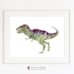 Pode incluir: Pintura em aquarela de um dinossauro Tyrannosaurus Rex verde e roxo em um fundo branco.