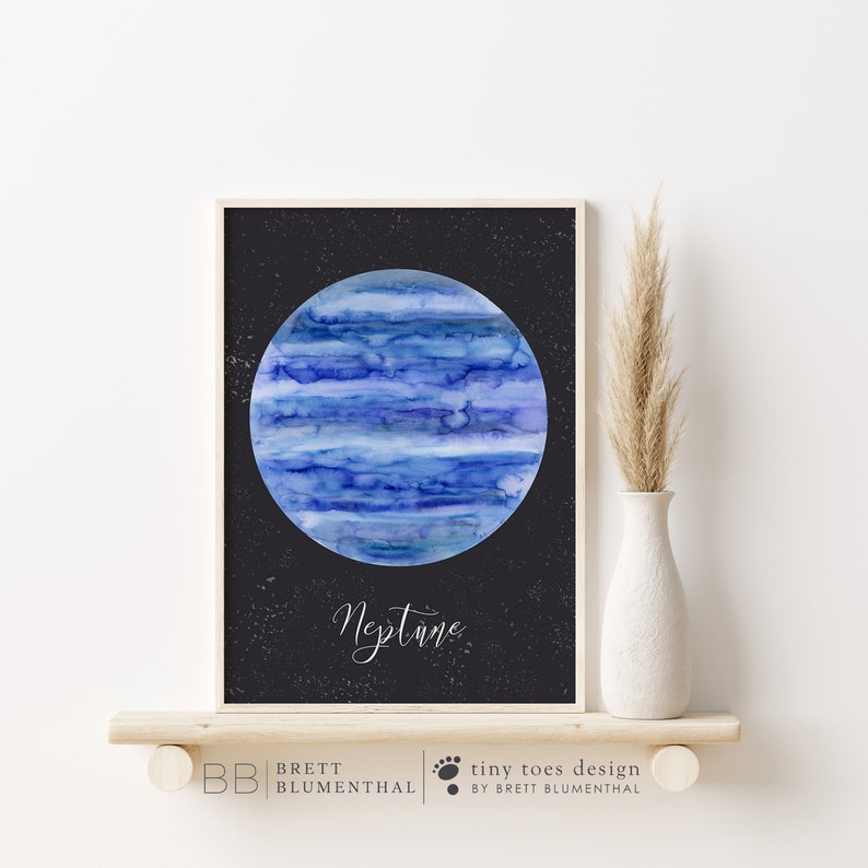 以下が含まれることがあります： 黒い背景に白い星が散りばめられた、水彩画で描かれた海王星の絵。惑星は青と白で、渦巻く模様をしています。惑星の真下に「海王星」という文字が白い筆記体で書かれています。