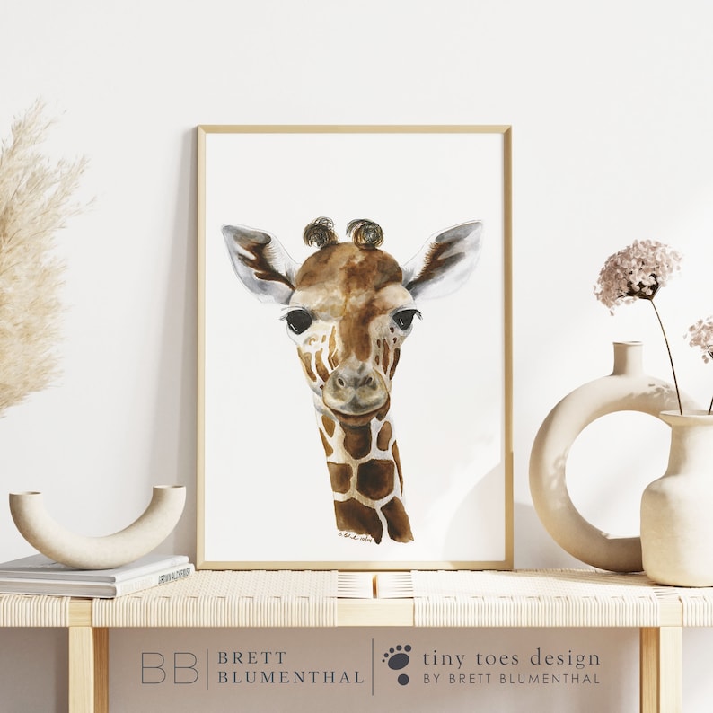 K&ouml;nnte beinhalten: Ein Aquarellbild eines Giraffenkopfes und -halses. Die Giraffe schaut den Betrachter direkt an und hat einen sanften Ausdruck. Der Hintergrund ist wei&szlig;.