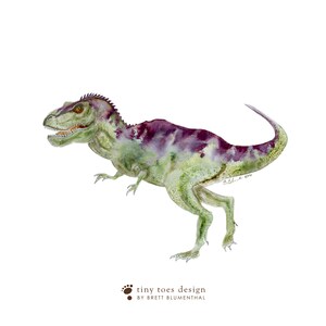 Pode incluir: Pintura em aquarela de um dinossauro verde e roxo com uma cauda longa. O dinossauro est&aacute; em p&eacute; sobre suas quatro patas e tem uma express&atilde;o feroz em seu rosto. A pintura &eacute; assinada "B.B.L. 4/10".