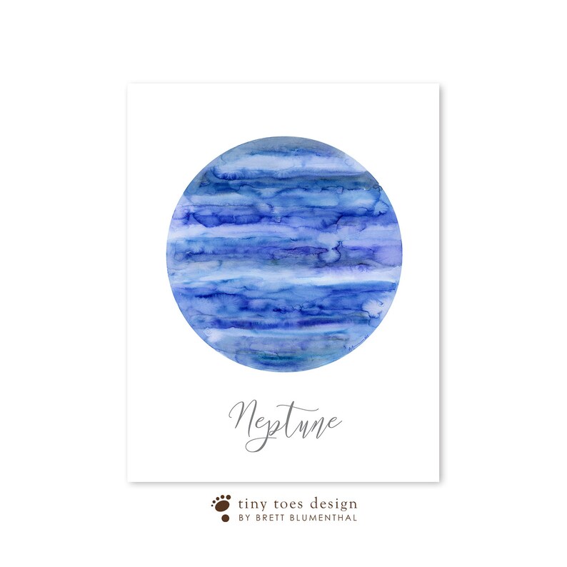 以下が含まれることがあります： 青と紫の色合いで描かれた海王星の水彩画。惑星は白い背景に囲まれ、海王星という単語が惑星の下に筆記体で書かれている。画像の下部には黒い文字で「tiny toes design by Brett Blumenthal」と書かれている。