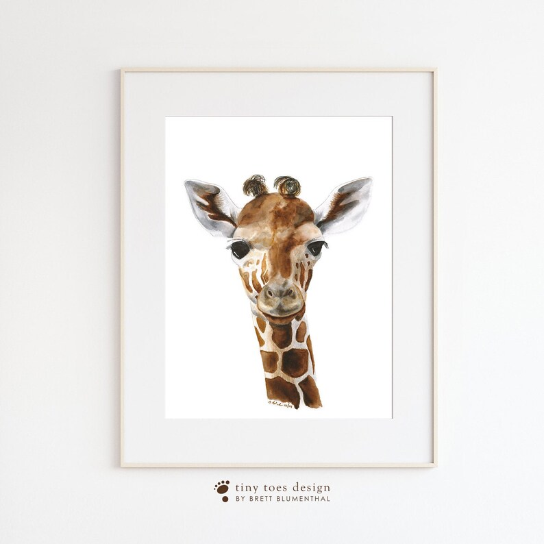 K&ouml;nnte beinhalten: Ein Aquarellbild eines Giraffenkopfes und -halses. Die Giraffe hat ein braunes und wei&szlig;es Fleckenmuster. Der Hintergrund ist wei&szlig;.