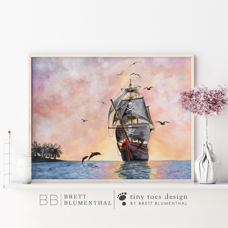 Puede incluir: Una pintura de acuarela de un barco pirata negro navegando en un mar tranquilo al atardecer. El barco tiene una bandera de calavera y huesos cruzados y est&aacute; rodeado de gaviotas. El cielo es de un rosa y naranja vibrantes, y el agua es de un azul profundo.