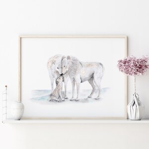 Aquarelprint van een poolwolvenfamilie, witte dierenmuurdecoratie voor de kinderkamer.