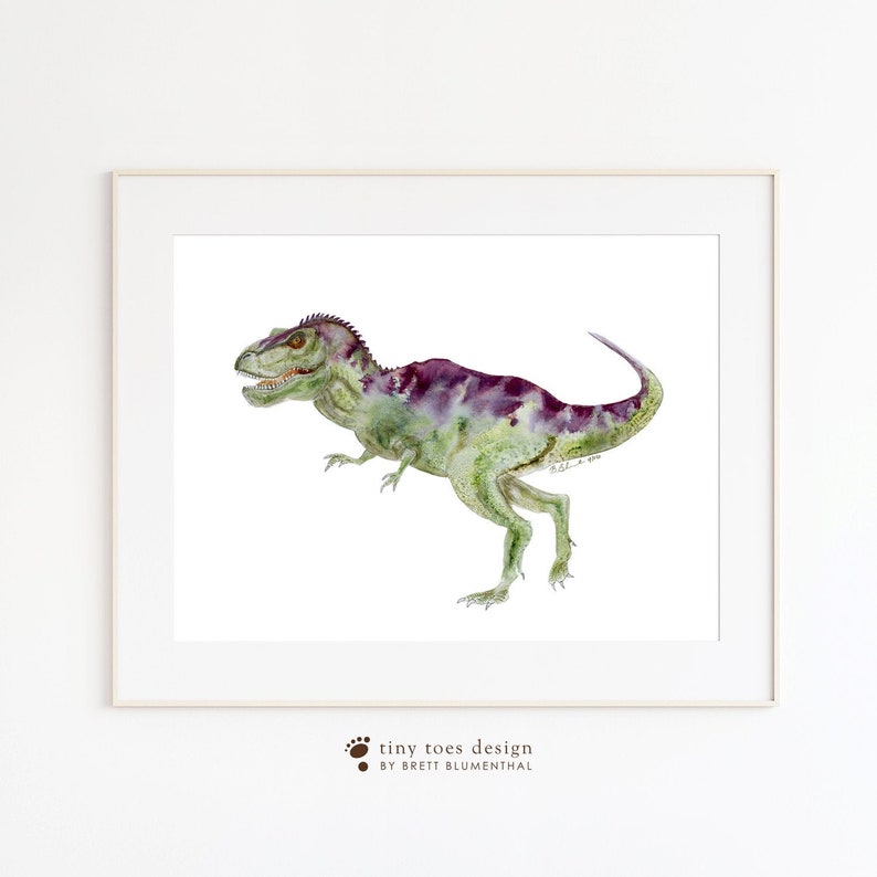 Pode incluir: Pintura em aquarela de um dinossauro Tyrannosaurus Rex verde e roxo em um fundo branco.