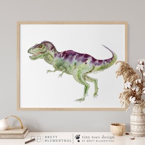 Pode incluir: Uma pintura em aquarela de um dinossauro verde e roxo sobre um fundo branco. O dinossauro est&aacute; andando com a boca aberta e a cauda enroscada. A pintura &eacute; assinada "Brett 2019" no canto inferior direito.