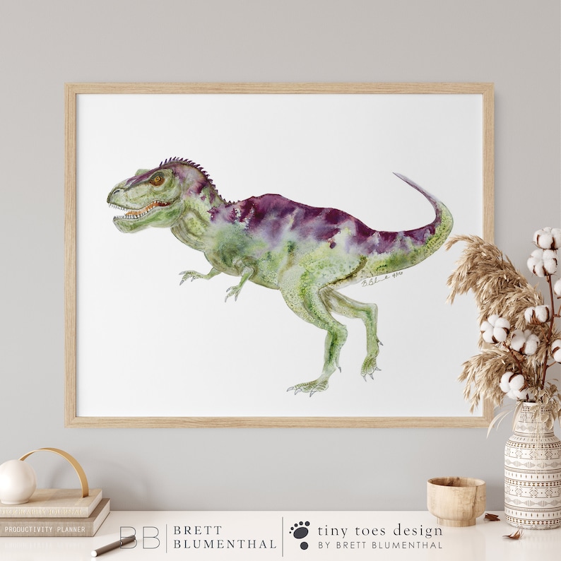 Pode incluir: Uma pintura em aquarela de um dinossauro verde e roxo sobre um fundo branco. O dinossauro est&aacute; andando com a boca aberta e a cauda enroscada. A pintura &eacute; assinada "Brett 2019" no canto inferior direito.