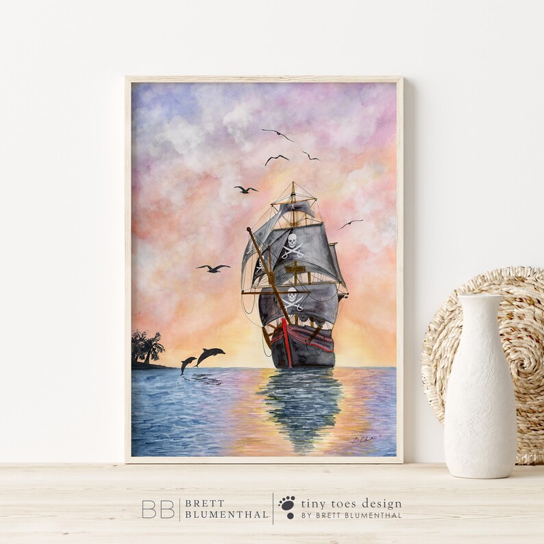 Puede incluir: Una pintura de acuarela de un barco pirata negro navegando en un mar tranquilo al atardecer. El barco tiene una bandera de calavera y huesos cruzados y est&aacute; rodeado de gaviotas. Dos delfines saltan fuera del agua en primer plano.