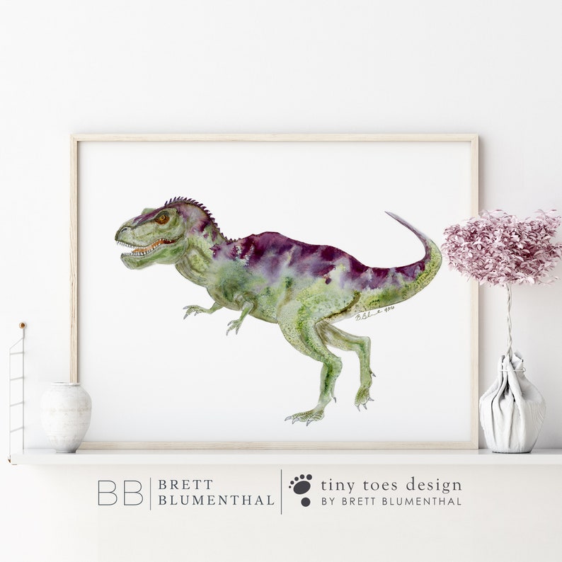 Pode incluir: Pintura em aquarela de um dinossauro verde e roxo em um fundo branco. O dinossauro est&aacute; olhando para a esquerda e tem uma cauda longa. A pintura &eacute; emoldurada em uma moldura de madeira clara.