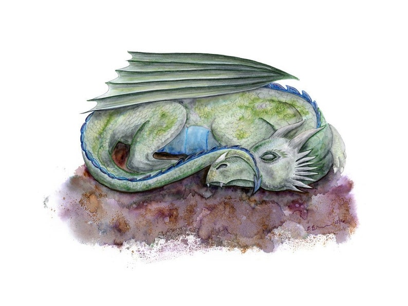 Pu&ograve; includere: Illustrazione ad acquerello di un drago addormentato. Il drago &egrave; principalmente verde con accenti blu e poggia su una superficie screziata marrone e viola. Le ali del drago sono spiegate e i suoi occhi sono chiusi.