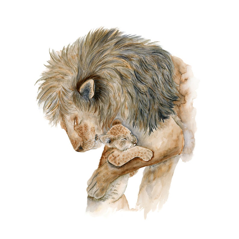 Pode incluir: Uma pintura em aquarela de um le&atilde;o e um filhote de le&atilde;o. O le&atilde;o &eacute; marrom com uma juba escura e est&aacute; segurando o filhote em suas patas. O filhote est&aacute; olhando para o le&atilde;o com os olhos fechados. O fundo &eacute; branco.