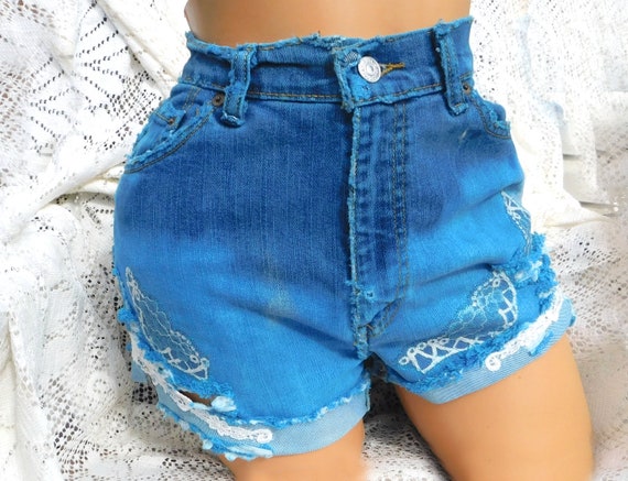 blue levi shorts