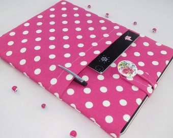 Op de afbeelding: Een roze en witte gebloemde tablet hoes met een vak voor een pen en een knoopsluiting.