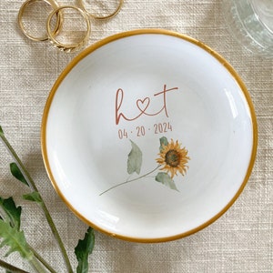 Personalized Sunflower Ring Dish • Perfect Engagement or Wedding Gift for Couple • Custom Initials Date • Botanical Dainty Jewelry Dish