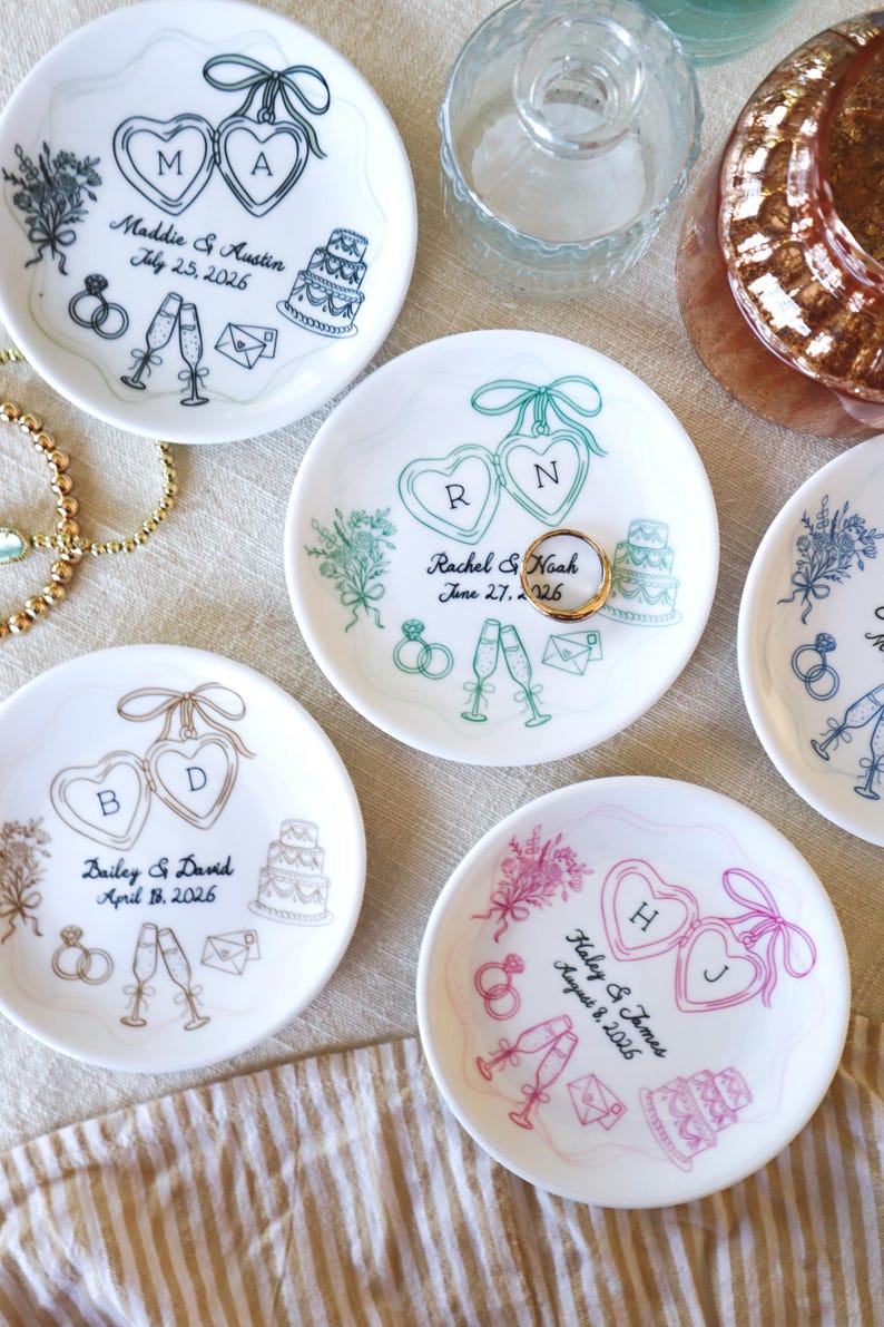 Personalized Ceramic Ring Dish, Hand-Drawn Wedding Engagement Gift, bild 5