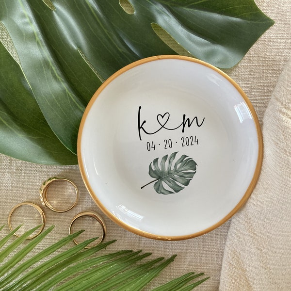 Tropical Ring Dish Engagement Gift • Ceramic Personalized Ring Holder with Monstera Leaf • Perfect Gift for Wedding • Present for Bride