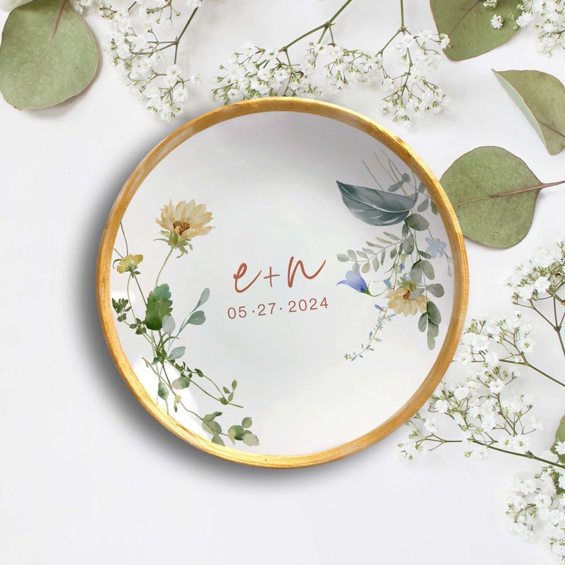Custom Wildflower Wedding Gift Ring Dish Perfect Engagement Gift Personalized Dainty Jewelry Minimalist Gift for Bride Ring Holder Terracotta