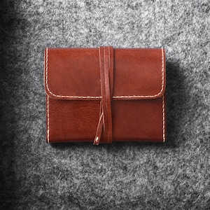 Cartera de cuero cosida a mano