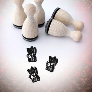 Mini sello agitando gato lucky cat con pescado