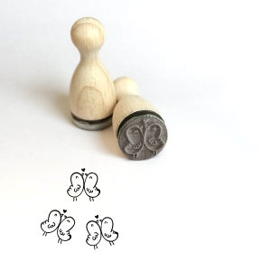 Mini tampons est tombé sur timbre d’oiseaux d’amour