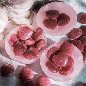Natural strawberry quartz heart palm stone, hand-shaped for romantic gifts, crystal collectors, and Valentine’s Day.