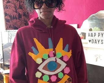 Eye-Catching burgundy hoodie with Front Pouch - A Must-Have for Your Wardrobe