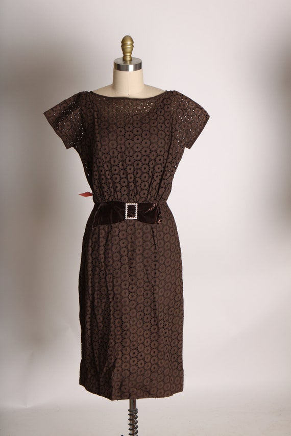 1950s Chocolate Brown Eyelet Lace Short Sleeve Ve… - image 2