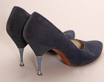 Escarpins à talons aiguilles en daim bleu et détails argentés années 50 par Marquise - Taille 9