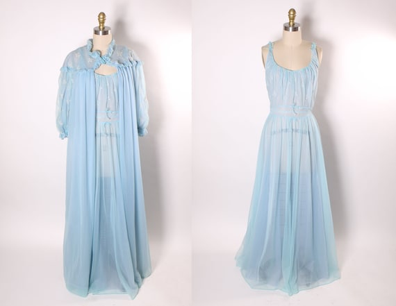 1950s Light Blue and White Embroidered Spaghetti Strap Lingerie Night Gown with Matching Robe Nylon Two Piece Peignoir Set by Carter’s -M