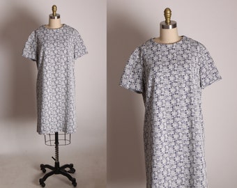 1960s Blue and White Abstract Double Knit Short Sleeve Shift Dress -XL