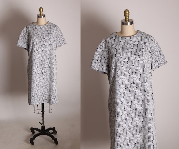 1960s Blue and White Abstract Double Knit Short Sleeve Shift Dress -XL
