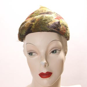 Cappello formale a punta con piume multicolori e rete degli anni '50 e '60